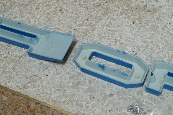 FORD RANGER 

GRILL LETTERS

   'F-O-R-D'

ORANGE LETTERS