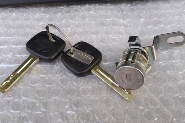 TOYOTA HILUX GENUINE TAILGATE LOCK SET WITH KEYS 2015=2023